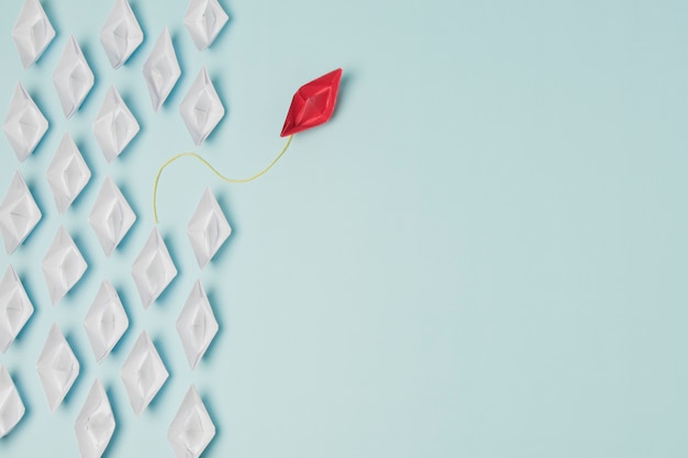 Concetto di leadership di barche origami