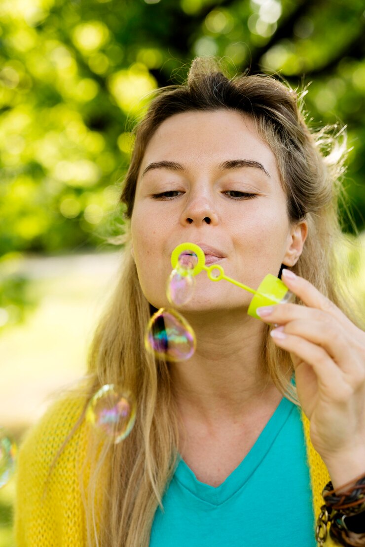 Foto gratuito concetto di libertà con bubble machine