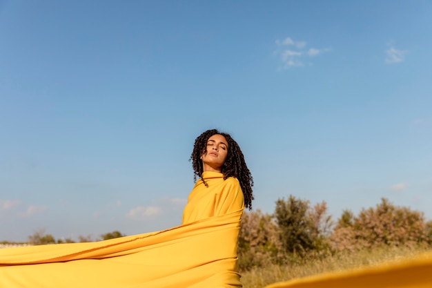 Concetto di libertà con il panno della tenuta della donna in natura