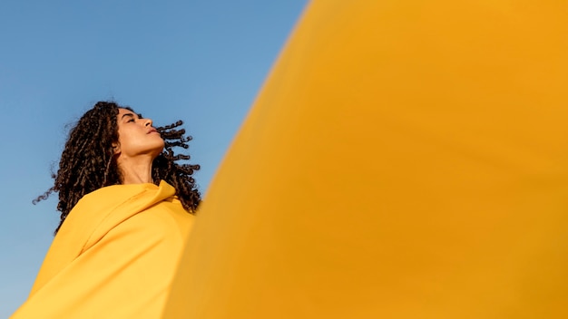 Concetto di libertà con il panno della tenuta della donna in natura