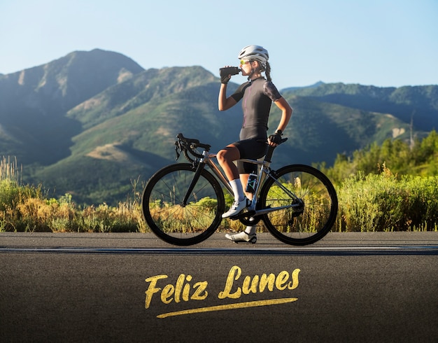 Concetto di lunedì felice con la donna in bicicletta