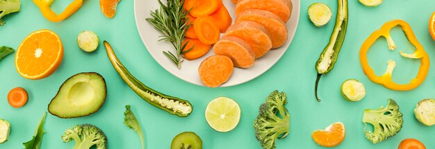 Concetto di mangiare sano fette di carota