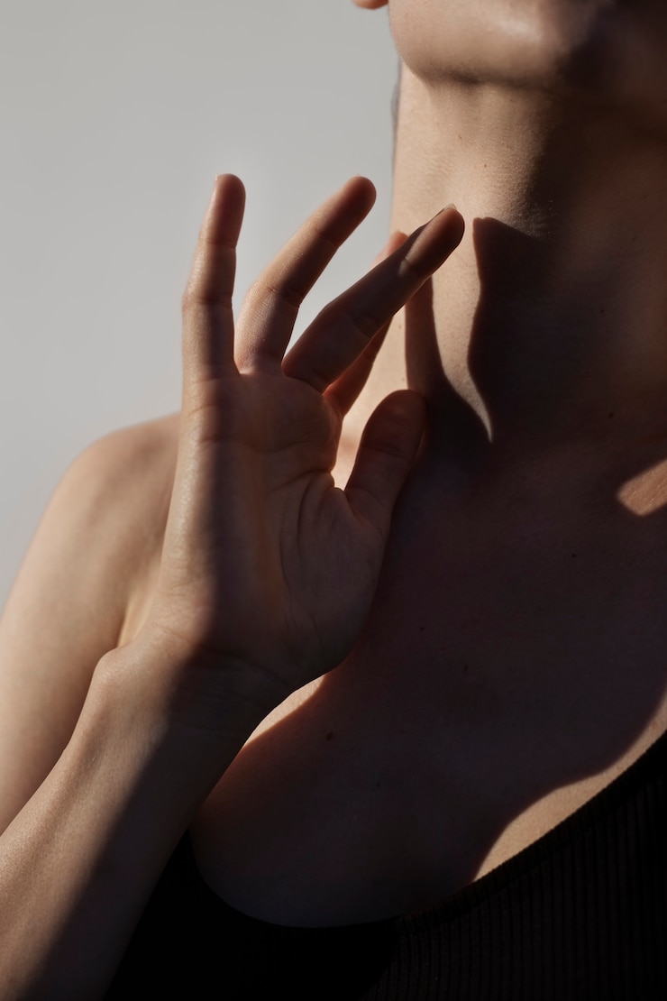 Foto gratuito concetto di mani belle e sensibili