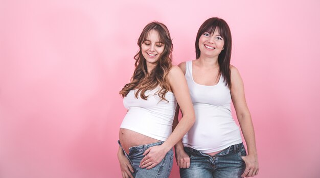 concetto di maternità, due donne in gravidanza con pancia scoperta