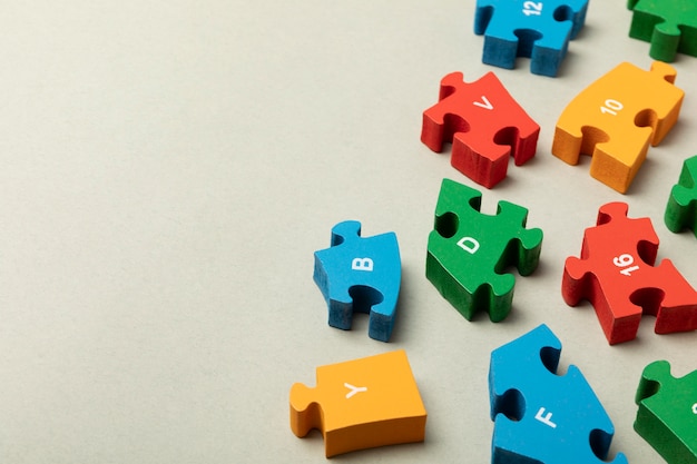 Concetto di memoria ad alto angolo con pezzi del puzzle