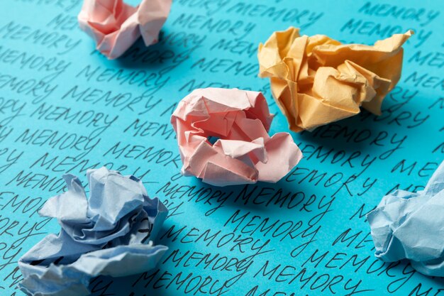 Concetto di memoria con scrittura e carta stropicciata