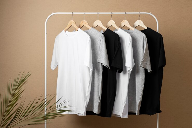 Foto gratuito concetto di mockup di camicia con abiti semplici