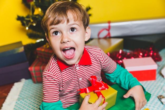 Concetto di Natale con bambino gioioso