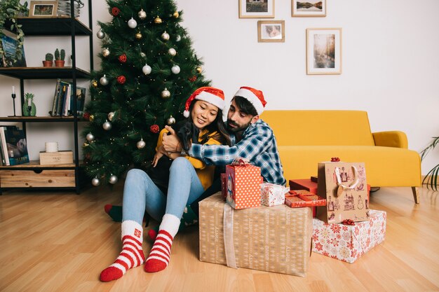 Concetto di natale con coppia a casa