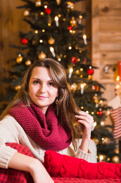 Concetto di Natale con la donna davanti all&#39;albero di Natale