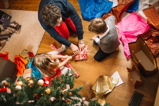 Concetto di Natale con la giovane famiglia