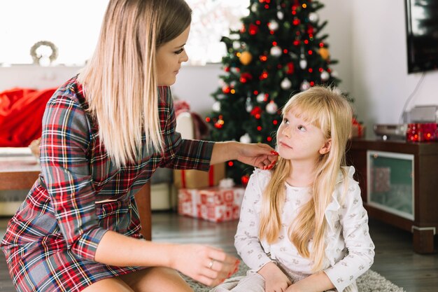 Concetto di natale con madre e figlia