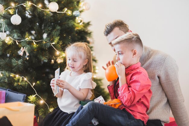 Concetto di Natale con padre e due bambini