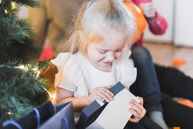 Concetto di Natale con regalo d&#39;apertura bambino felice