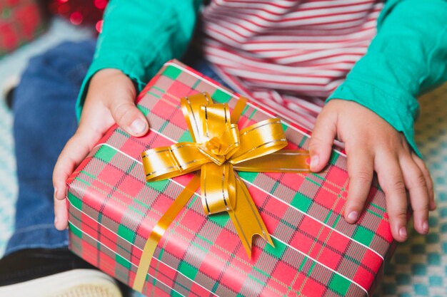 Concetto di Natale con scatola regalo e bambino