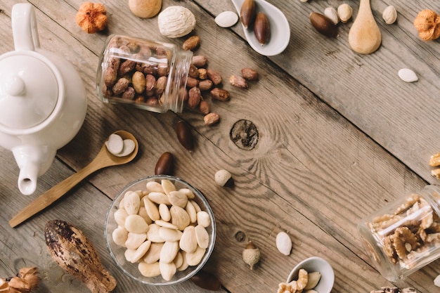 Concetto di noci con cucchiai e tazza di tè