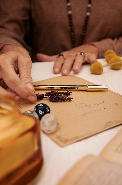 Concetto di numerologia con la scrittura a mano su carta