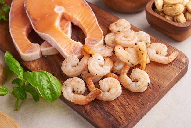 Concetto di nutrizione equilibrata per mangiare pulito dieta mediterranea flessitaria Vista dall'alto piatta. Nutrizione, concetto di cibo mangiare pulito. Piano dietetico con vitamine e minerali. Salmone e Gamberetti, Verdure Miste