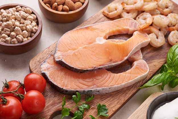 Concetto di nutrizione equilibrata per mangiare pulito dieta mediterranea flessitaria Vista dall'alto piatta. Nutrizione, concetto di cibo mangiare pulito. Piano dietetico con vitamine e minerali. Salmone e Gamberetti, Verdure Miste