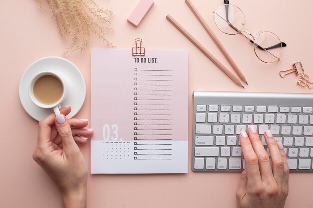 Concetto di organizzazione del tempo con il pianificatore da vicino