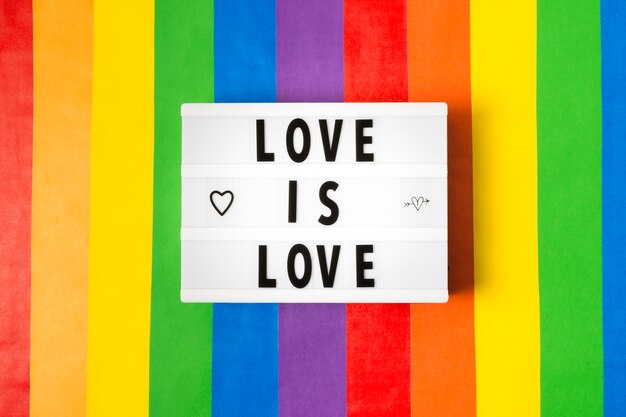 Concetto di orgoglio gay nei colori dell'arcobaleno