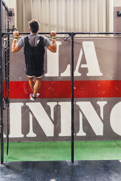 Concetto di palestra con l&#39;uomo che fa mento