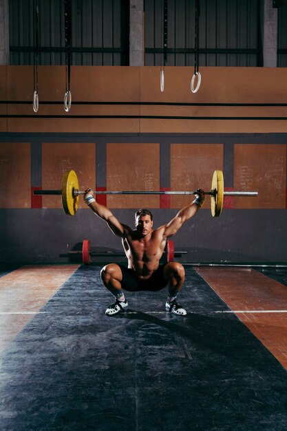 Concetto di palestra con l&#39;uomo che lavora