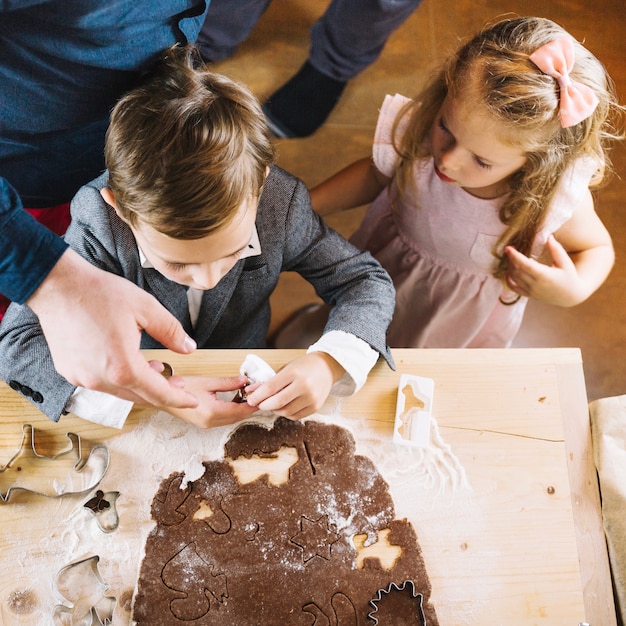 Concetto di pan di zenzero con giovane famiglia