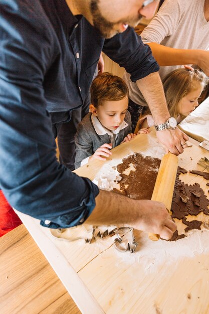 Concetto di pan di zenzero con il padre