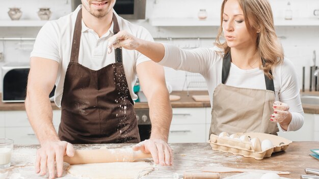 Concetto di panetteria con coppia a casa