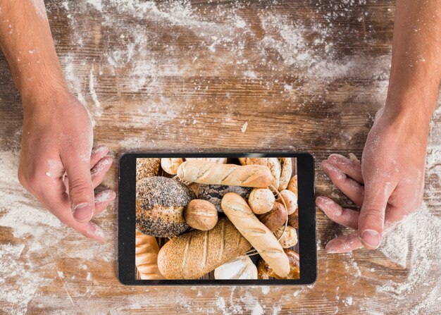 Concetto di panetteria vista dall&#39;alto con tablet