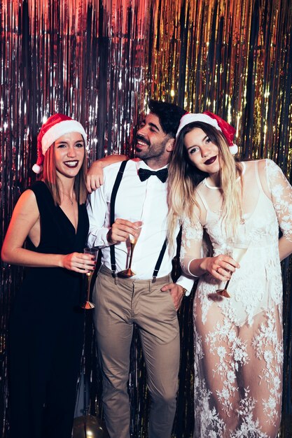 Concetto di partito di New Year con due ragazze e un ragazzo