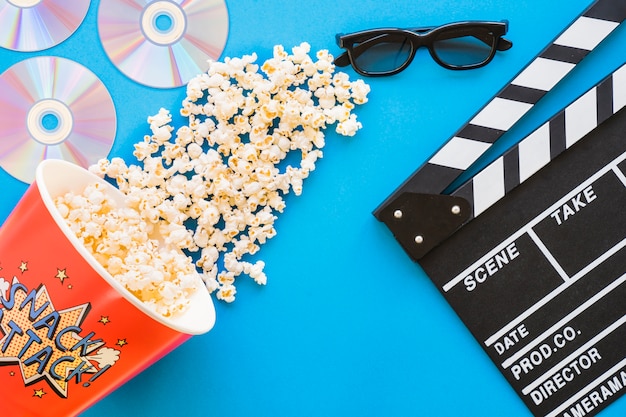 Concetto di pellicola con popcorn e clapperboard