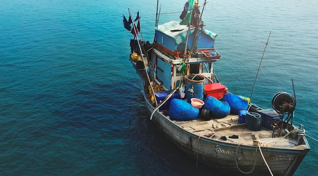 Concetto di pesca in mare in barca galleggiante