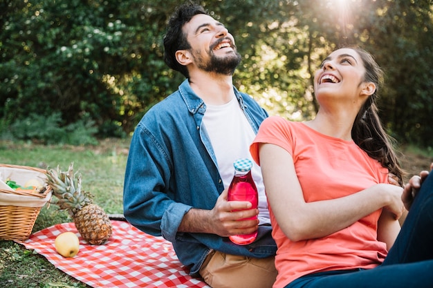 Concetto di pic-nic con coppia gioiosa