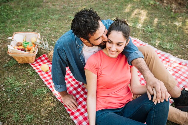 Concetto di pic-nic con coppia insieme