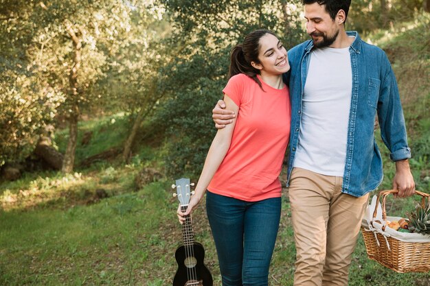 Concetto di pic-nic con coppia