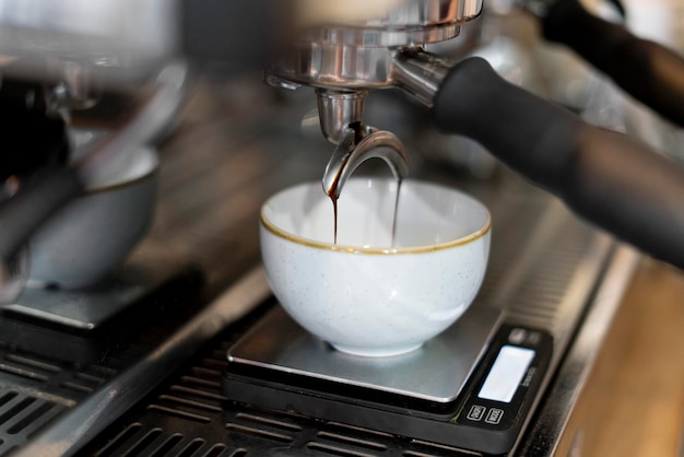 Concetto di preparazione del caffè con macchina