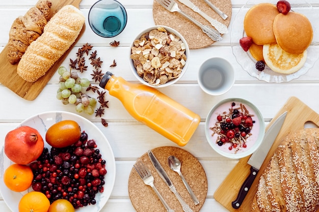 Concetto di prima colazione sana con succo di frutta