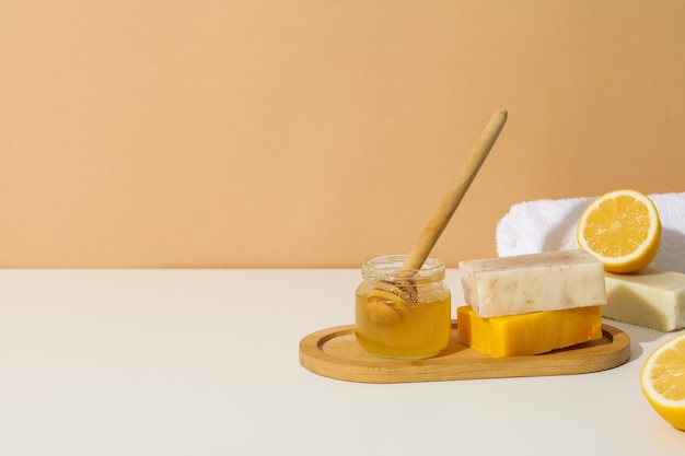 Concetto di prodotti per la cura del viso e della pelle Cosmetici al miele