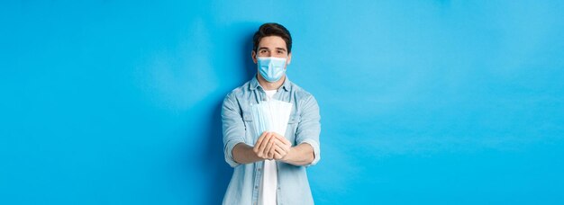 Concetto di quarantena del coronavirus e di allontanamento sociale giovane che dà maschera medica per prevenire vir