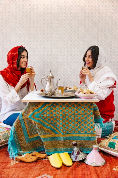Concetto di Ramadan con cibo e té