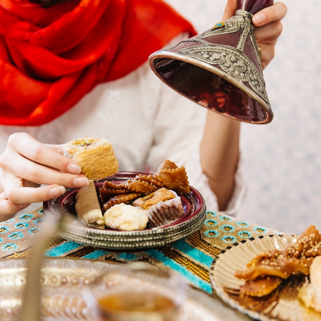 Concetto di Ramadan con cibo e té