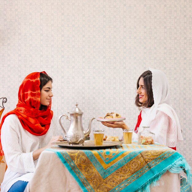 Concetto di Ramadan con cibo e té