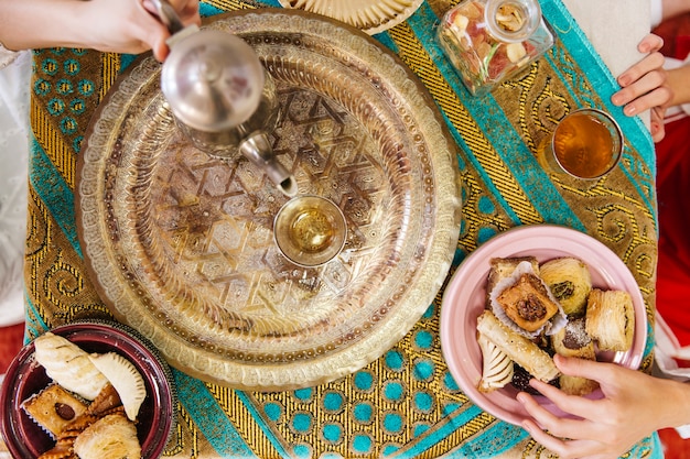 Concetto di Ramadan con cibo e té