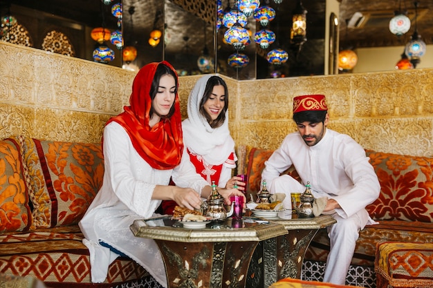 Concetto di Ramadan con gli amici nel ristorante