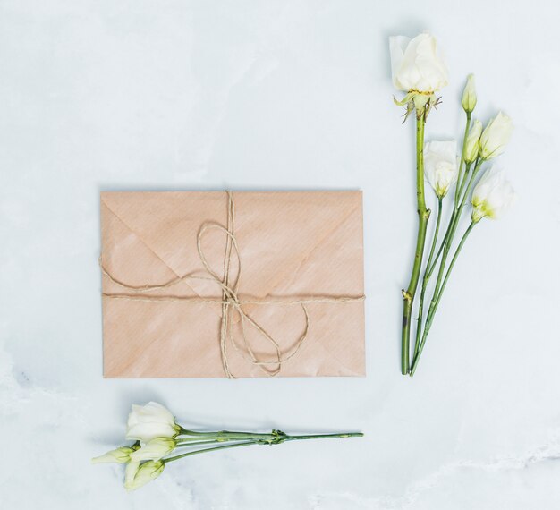 Concetto di regalo piatto laico
