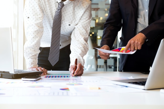 Concetto di riunione di lavoro di squadra di affari.