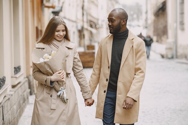 Concetto di San Valentino. La gente cammina fuori. Persone miste in una città.