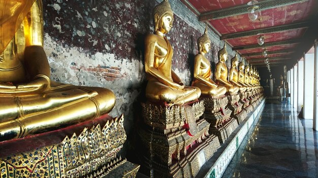 Concetto di scultura tailandese di stile Buddha
